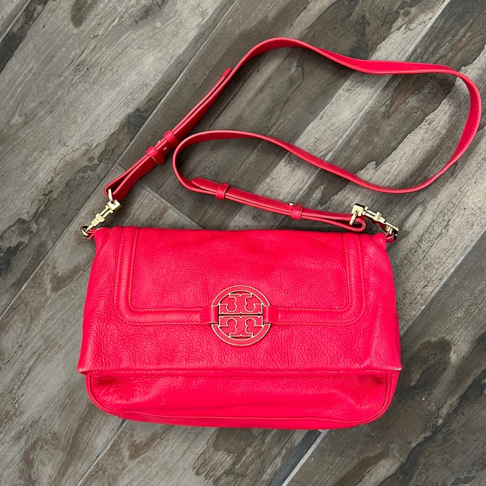 Bright pink magenta Tory Burch leather crossbody handbag with gold logo